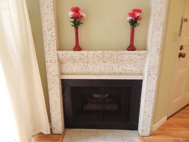 Building Photo - 584 W Huntington Dr