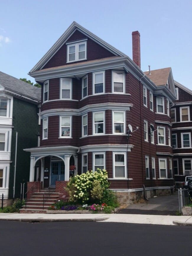 Foto del edificio - Great 4 Bed 2 Bath on Mission Hill - 9/1/26
