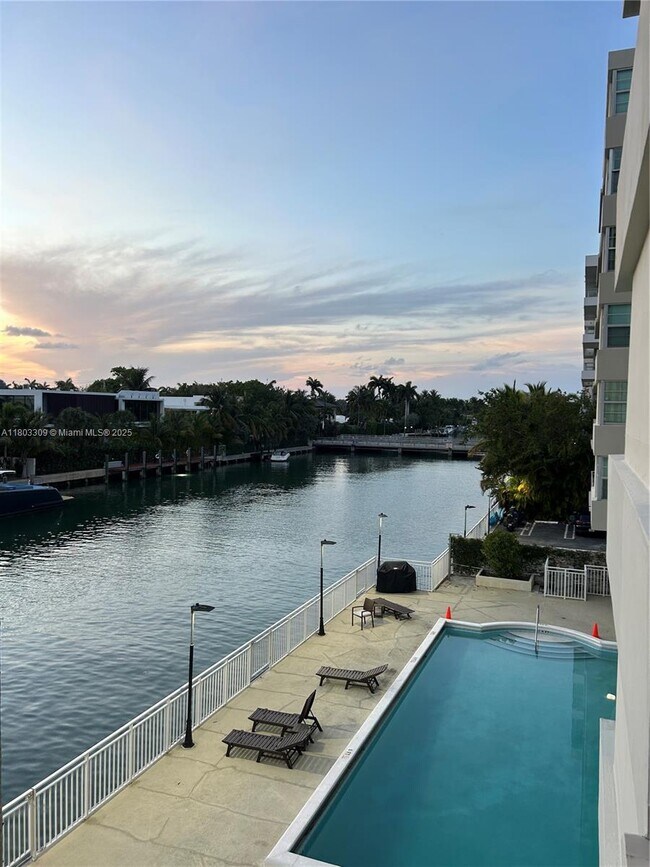 Foto del edificio - 9500 W Bay Harbor Dr