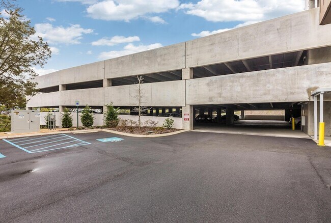 Foto del edificio - 1131 Stringers Ridge Road Unit 2A