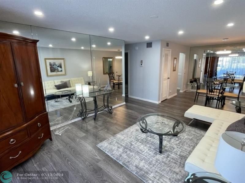 Foto principal - 6393 Bay Club Dr