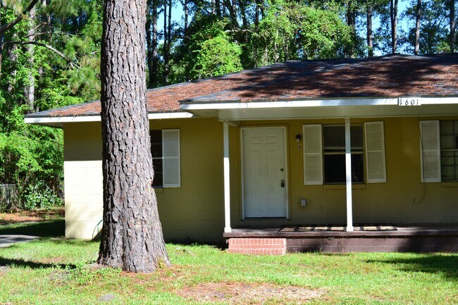 Building Photo - 1601 A Vernon St