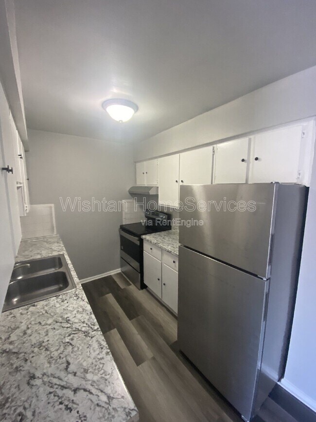 Foto del edificio - 204 Charleston Blvd