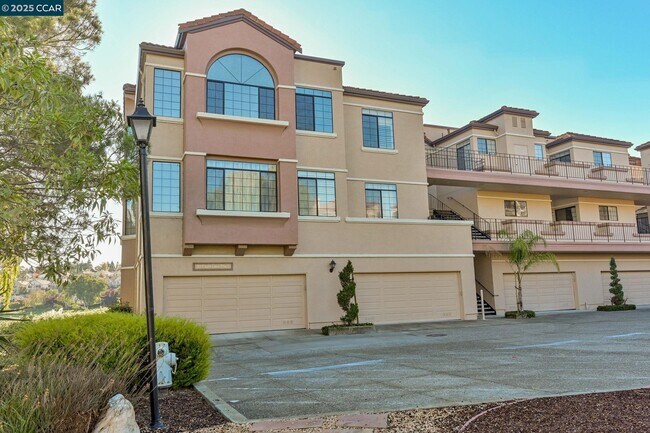 Foto del edificio - 30 Eagle Lake Pl