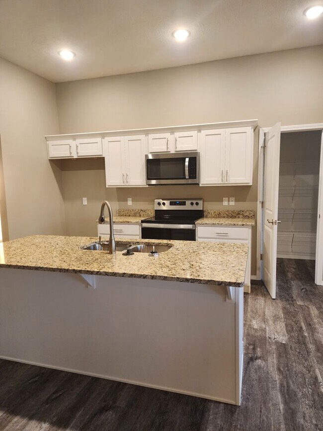 Foto del edificio - Brand New 3 Bedroom, 2 Bath, 3 Car Garage ...