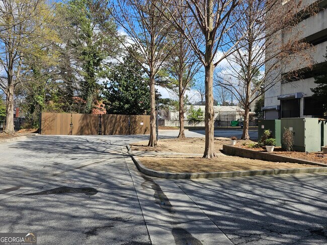 Foto del edificio - 5300 Peachtree Rd