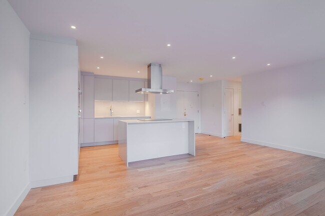 Building Photo - 4555 Av. Bonavista