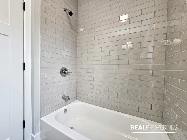Foto del edificio - 711 W Brompton Ave