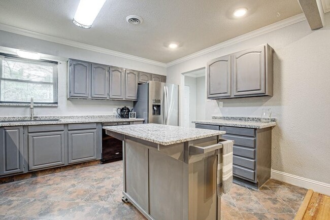 Building Photo - 2332 Hartline Dr