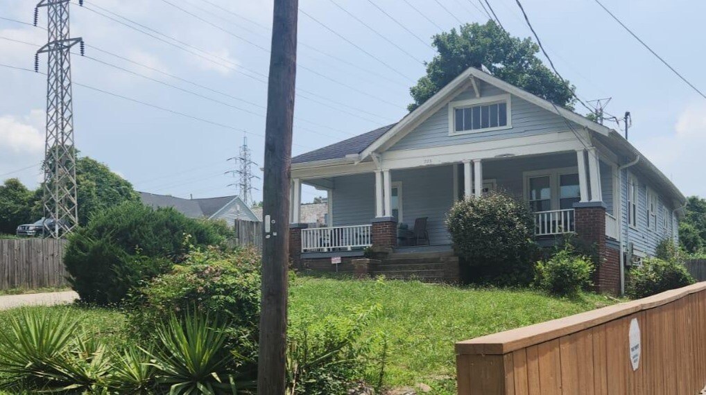 703 desde la calle - 703 W Markham Ave