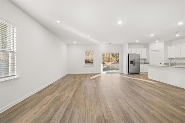 Foto del edificio - 954 Evergreen Rd