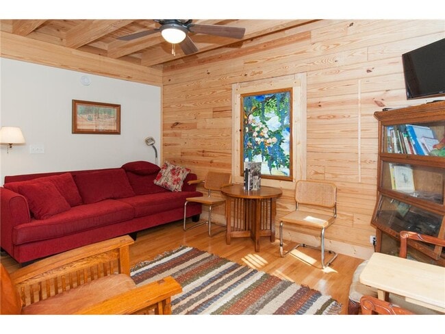 Foto del edificio - 5840 Christmas Lake Rd