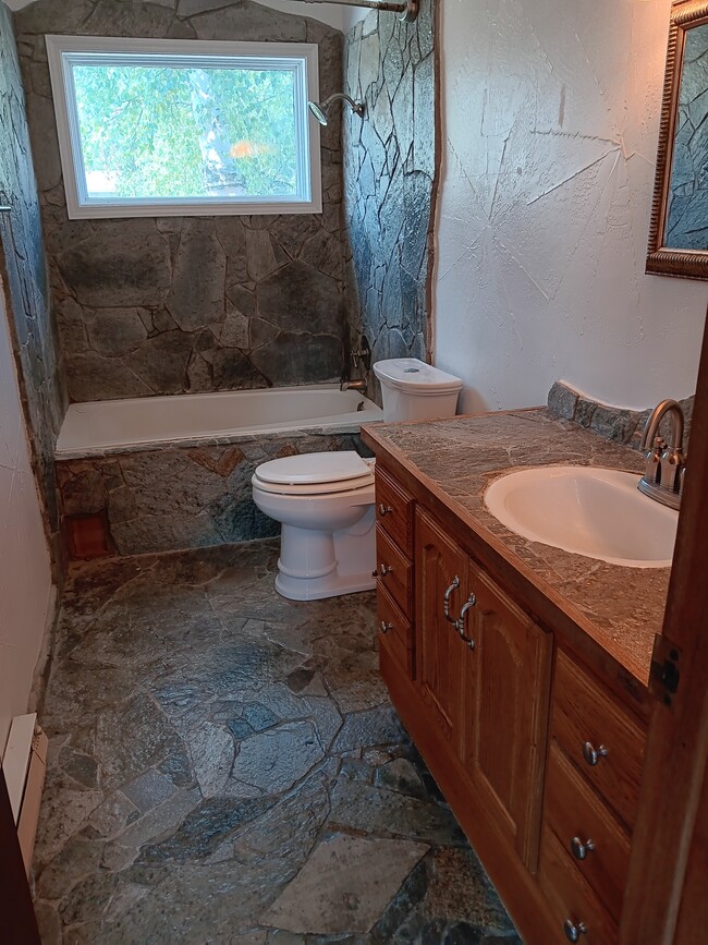 Bathroom - 3943 Stevensville River Rd