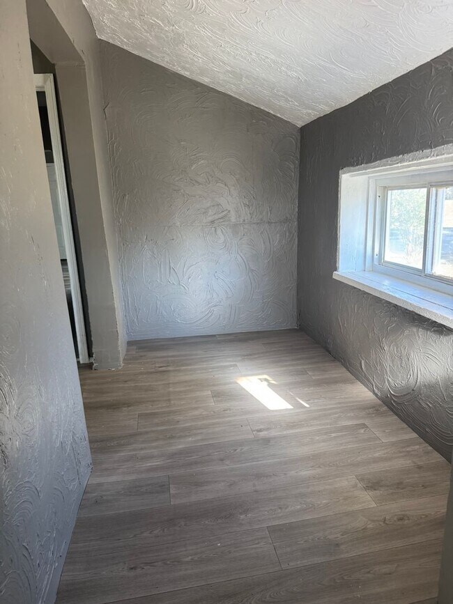 Building Photo - 2 Bedroom Home In Warren