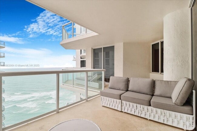 Foto del edificio - 18671 Collins Ave