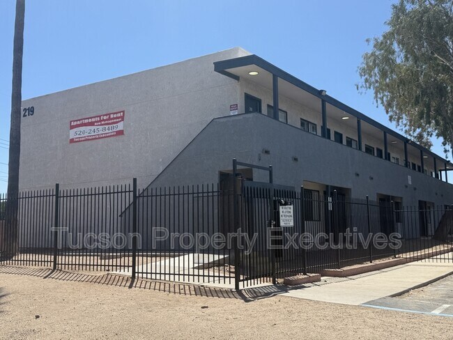 Building Photo - 219 W Fort Lowell Rd