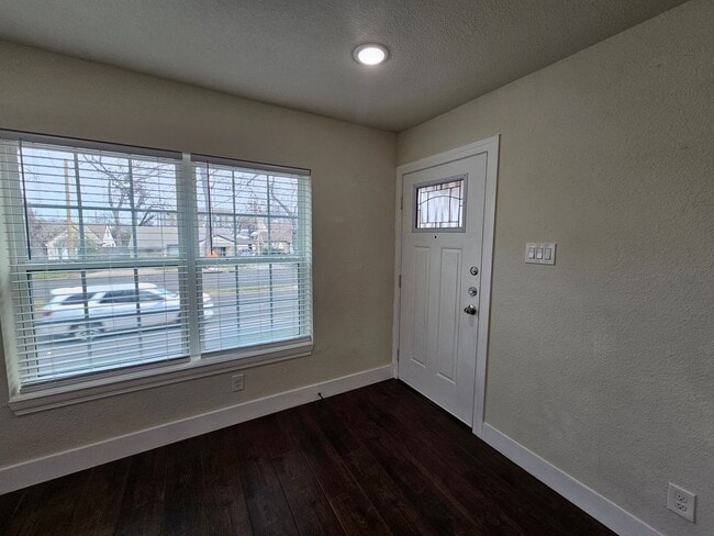 Foto del edificio - Near Bishop Arts District 2-bedroom, 1-bath duplex