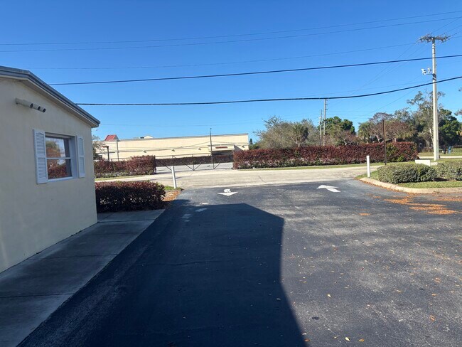 Building Photo - 303 Indian Hills Dr