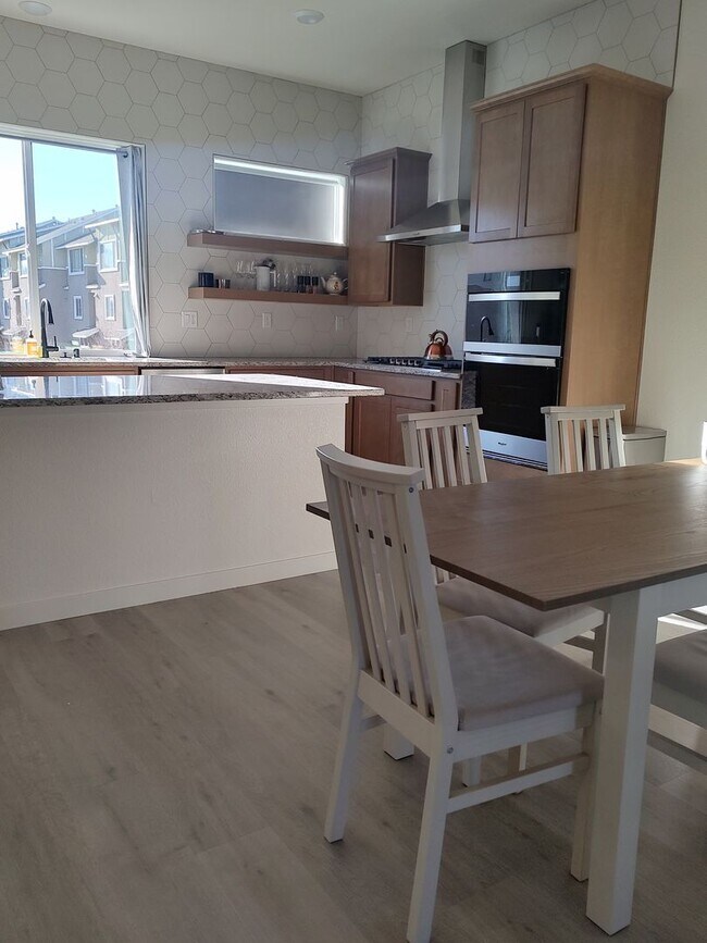 Foto del edificio - Modern Fully Furnished Three-Story Townhome Near the Truckee River