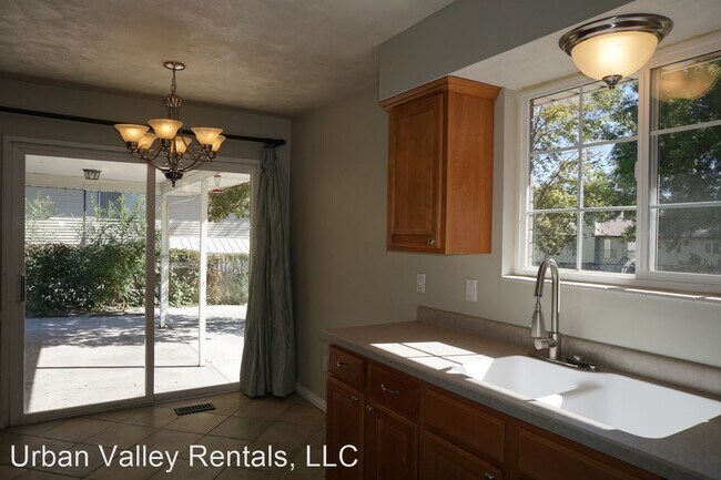 Building Photo - 5 br, 3 bath House - 3857 Jacquelyn St.