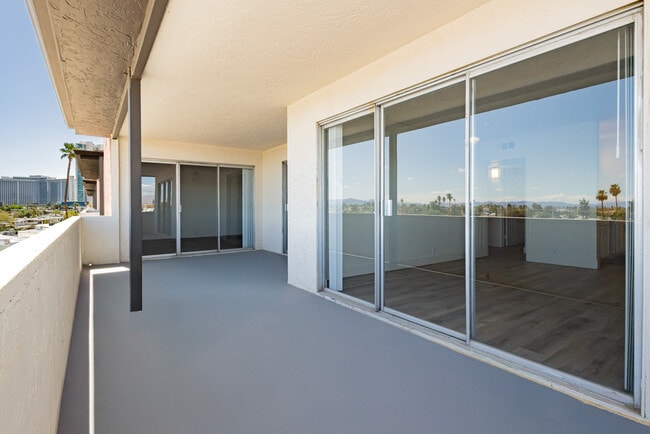 Foto del edificio - Courtyard 525 Apartments