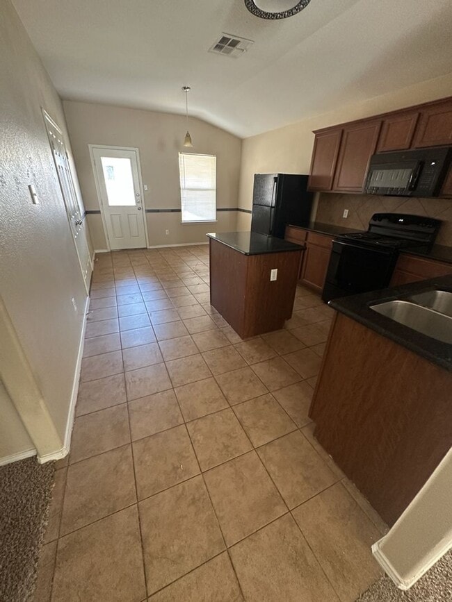 Building Photo - AVAILABLE NOW!