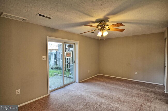 Foto del edificio - 328 Rambling Ridge Ct