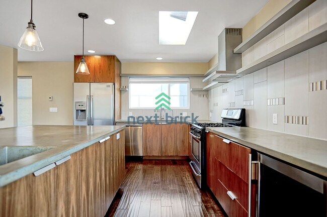 Building Photo - 2 BED & 2.5 BATH TOWNHOME FOR RENT