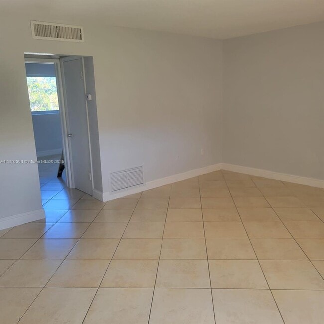 Foto del edificio - 3881 W Flagler St