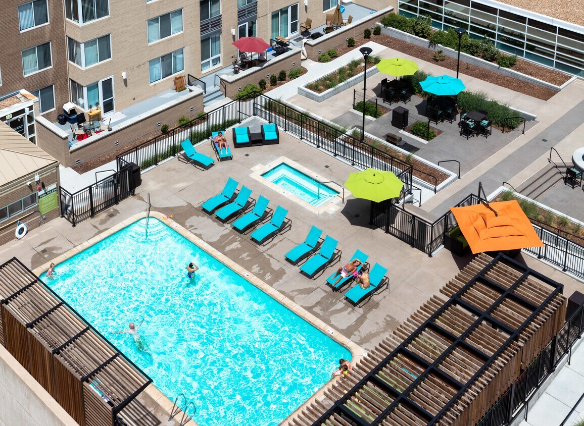 Foto principal - 300 East 17th Apartments