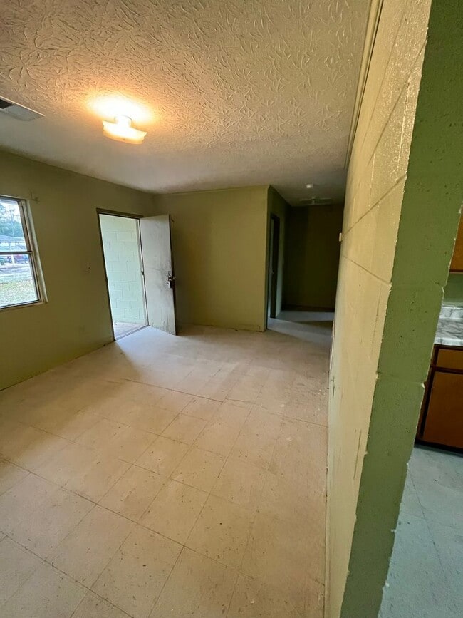 Building Photo - 370 E Gordon Ave