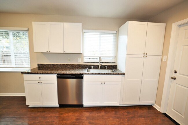 Foto del edificio - Beautiful 2 bed/1 bath Duplex with Attached Garage in Redwood City Available NOW!