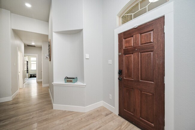 Foto del edificio - 22918 Dale River Rd