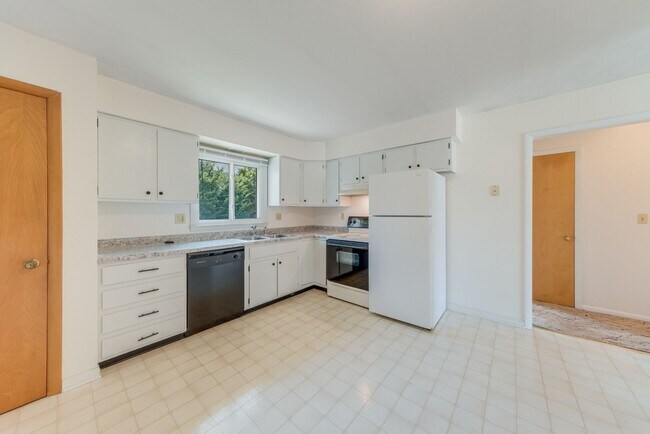 Foto del edificio - 2 bedroom 1 bathroom duplex-Available JUNE 2026