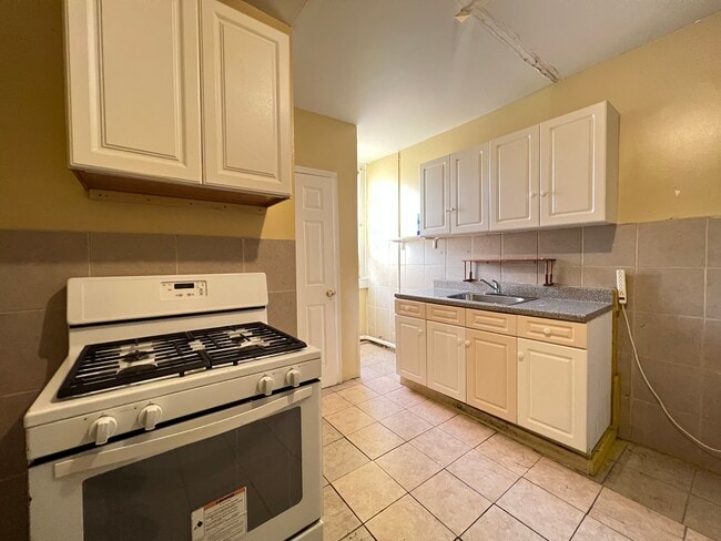 Building Photo - 46 Saint Pauls Ave