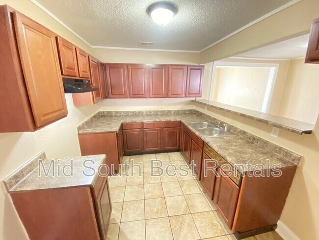 Building Photo - 1050 E Shankman Cir