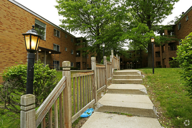 Building Photo - Shamrock Apartments