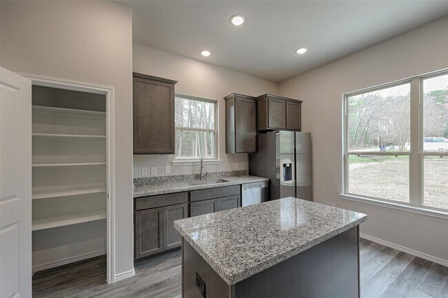 Foto del edificio - 15719 Cottonwood Dr