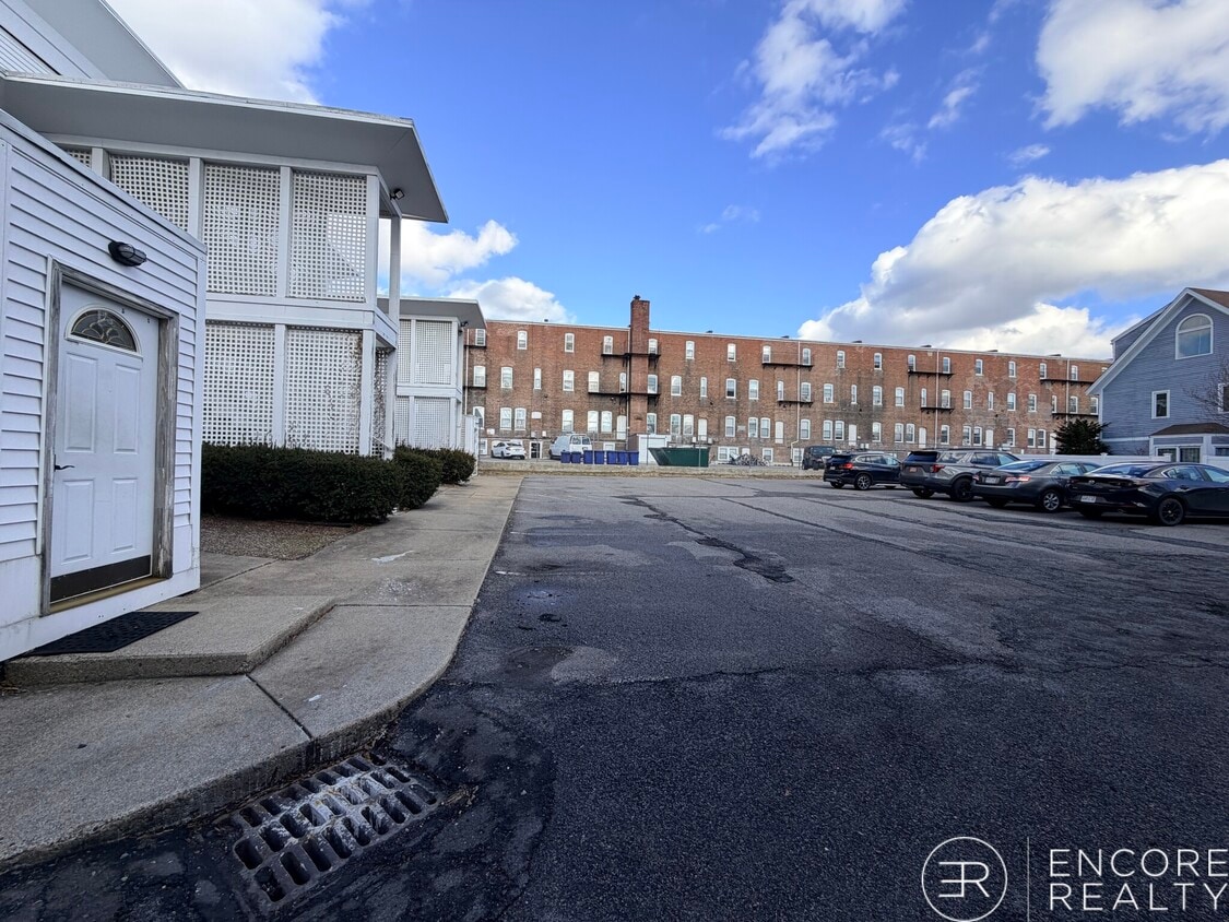 Building Photo - 8-10 Glencoe St. Unit 4