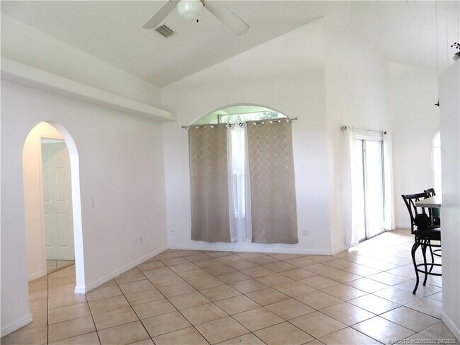 Foto del edificio - 1102 SW Coleman Ave