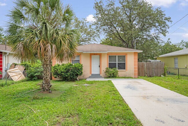 Foto del edificio - Charming 3-Bedroom Home with Spacious Yard...