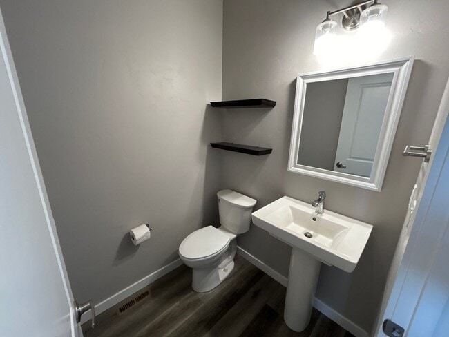 Building Photo - 2 Primary Bedroom Suites / 2.5 Bathroom Townhouse in Redmond OR