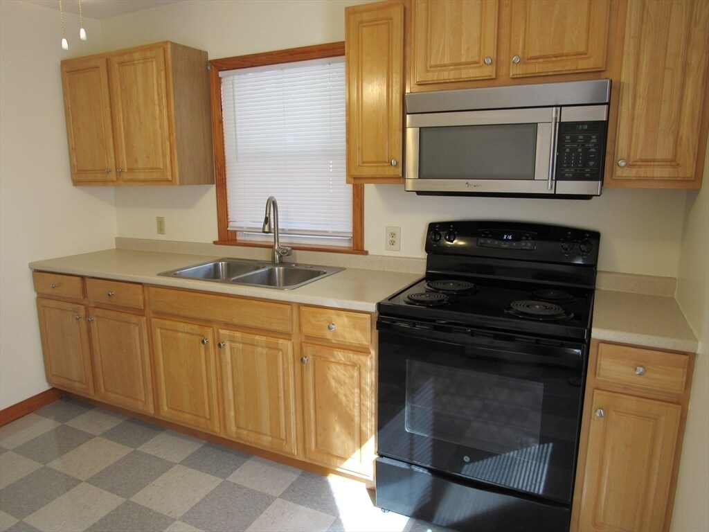 Primary Photo - 390 Pleasant St