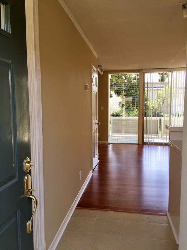 Building Photo - 4302 Shorecrest Ln