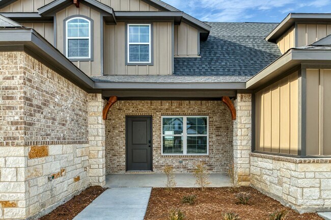 Foto del edificio - AVAILABLE NOW! 3 BEDROOM TRIPLEX LOCATED ON 1-ACRE LOT IN MIDLOTHIAN, TX!