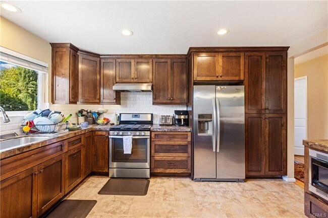 Building Photo - Updated 4bd/3ba House Right Off of Highland Dr