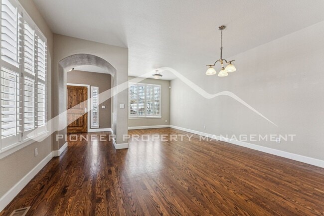 Building Photo - Spacious Townhome with Washer/Dryer and Ba...