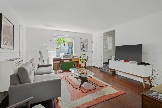 View of front door/ living room - 157 South Westmoreland Avenue