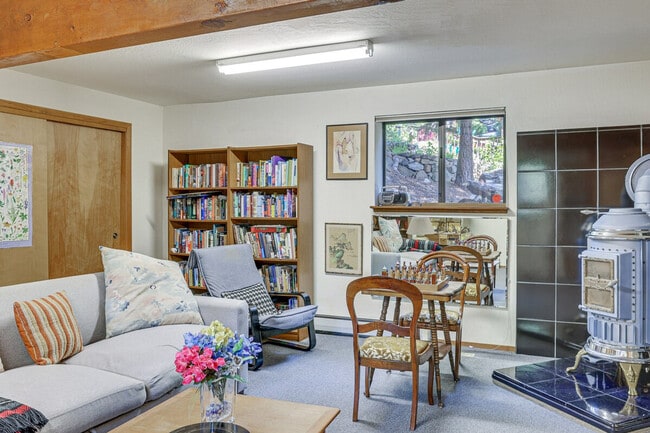 Building Photo - 320 Rim Dr