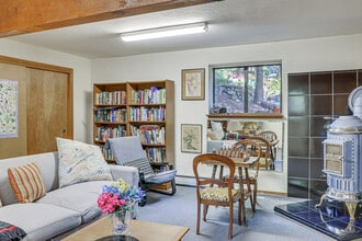 Building Photo - 320 Rim Dr